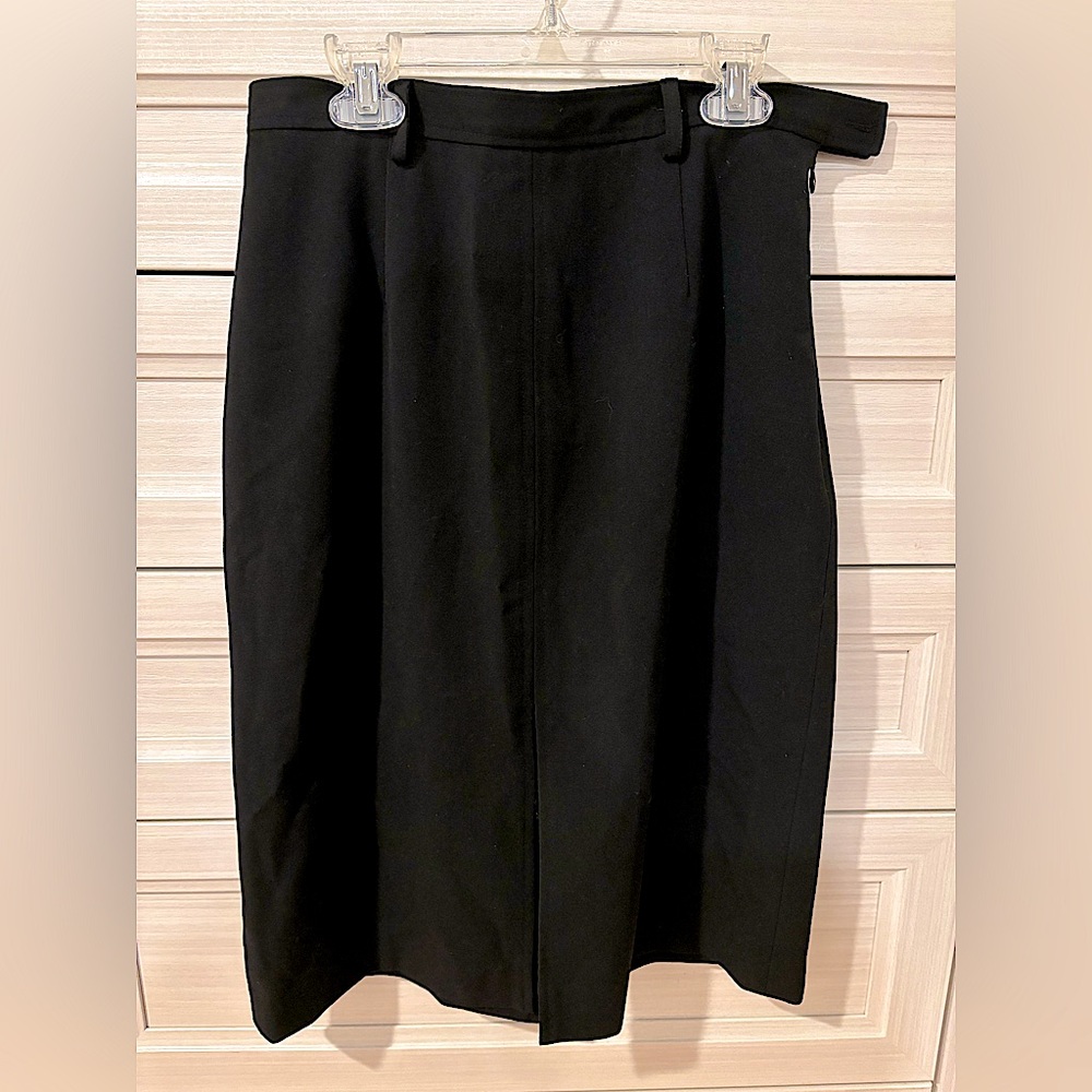 Knee-length black pencil skirt